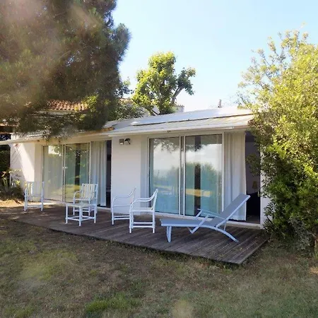 Sur Gironde - Face A L'estuaire Pour Cette Maison Des Annees 70