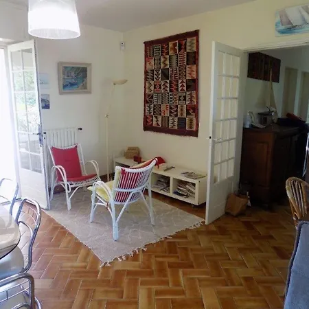 Sur Gironde - Face A L'estuaire Pour Cette Maison Des Annees 70 *